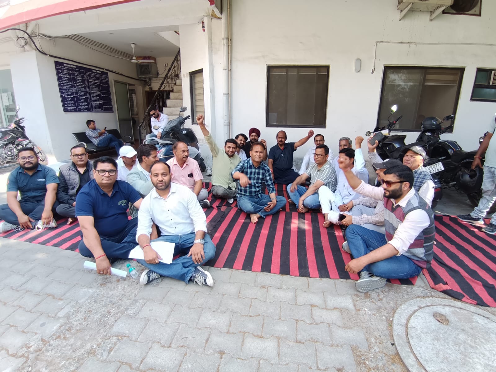 ठेकेदारों ने जल जीवन मिशन कार्यालय में धरना प्रदर्शन किया