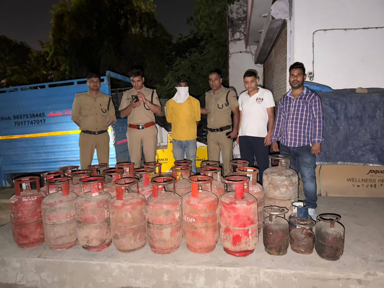 डीएम के निर्देश पर अवैध गैस कारोबार पर बड़ी कार्रवाई