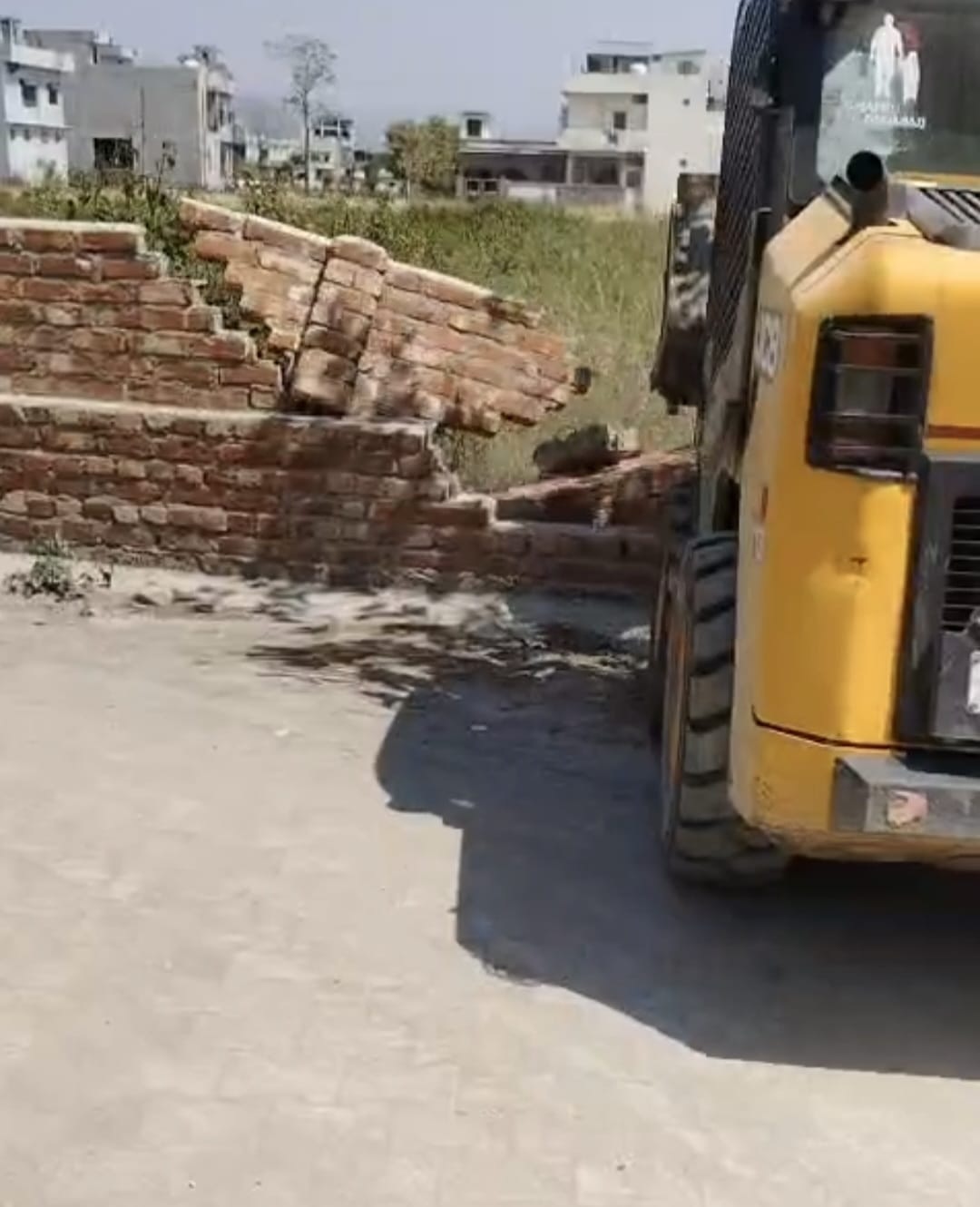 देहरादून :  डीएम के आदेश पर खुला रास्ता; सड़क कराई कब्जामुक्त