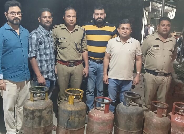 डीएम के निर्देशन में आज देर शाम काली बस्ती सहस्त्रधारा रोड पर छापेमारी; 7 सिलेंडर जब्त