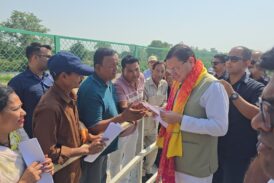 मुख्यमंत्री ने लोहियाहेड हेलीपैड पर जनप्रतिनिधियों की जनसमस्याएं सुनी