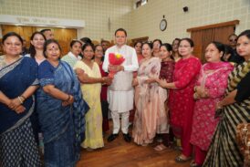 मुख्यमंत्री धामी ने प्रदेश के विभिन्न जनपदों से आए लोगों की समस्याओं को सुना