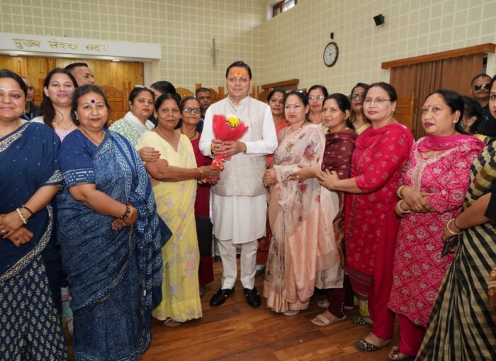 मुख्यमंत्री धामी ने प्रदेश के विभिन्न जनपदों से आए लोगों की समस्याओं को सुना