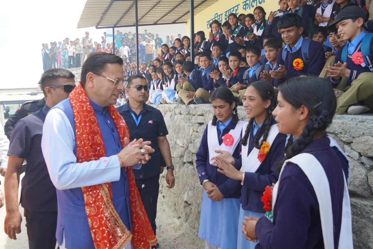 मुख्यमंत्री धामी ने देवीधुरा में छात्र-छात्राओं से किया संवाद, उज्ज्वल भविष्य की दी शुभकामनाएं