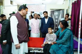 मुख्यमंत्री धामी ने पिथौरागढ़ जिला अस्पताल पहुंच मरीजों का जाना हालचाल