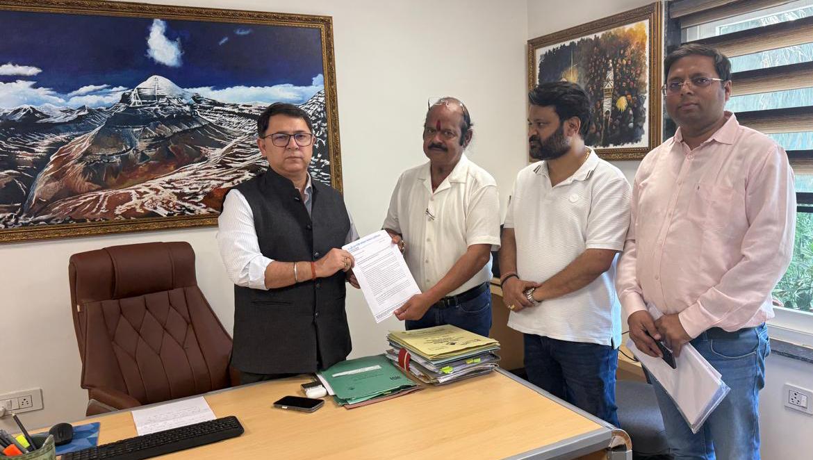 देवभूमि जल शक्ति कांट्रेक्टर वेलफेयर एसोसिएशन के ठेकेदारों ने सचिव पेयजल रणवीर सिंह चौहान से मुलाकात की