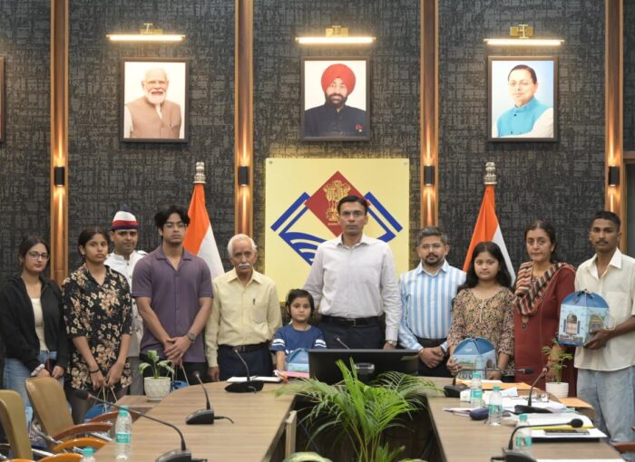 डीएम ने पीएम केयर्स चिल्ड्रन योजना के अंतर्गत लाभार्थी बच्चों से किया संवाद