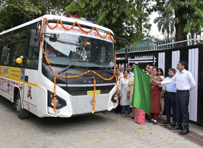 मार्डन बनता आधुनिक इंटेसिंव केयर सेंटर; मिली 41 सीटर बस की सौगात; डीएम ने दिखाई हरी झण्डी