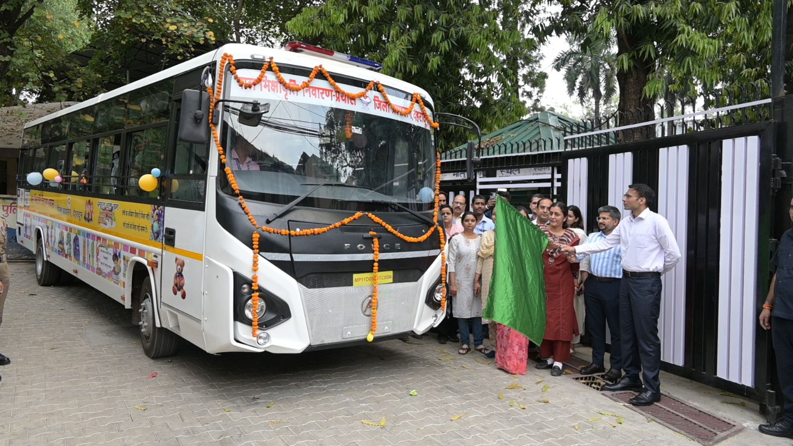 मार्डन बनता आधुनिक इंटेसिंव केयर सेंटर; मिली 41 सीटर बस की सौगात; डीएम ने दिखाई हरी झण्डी