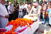 पूर्व मुख्यमंत्री भुवन चंद्र खंडूड़ी के पार्थिव शरीर पर राज्यपाल ने पुष्प चक्र अर्पित कर उन्हें श्रद्धांजलि दी