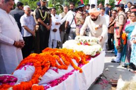 पूर्व मुख्यमंत्री भुवन चंद्र खंडूड़ी के पार्थिव शरीर पर राज्यपाल ने पुष्प चक्र अर्पित कर उन्हें श्रद्धांजलि दी
