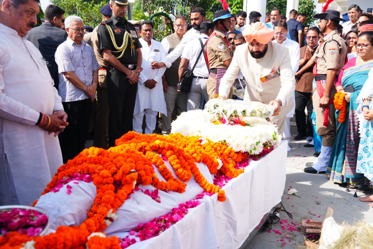 पूर्व मुख्यमंत्री भुवन चंद्र खंडूड़ी के पार्थिव शरीर पर राज्यपाल ने पुष्प चक्र अर्पित कर उन्हें श्रद्धांजलि दी