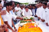 पूर्व मुख्यमंत्री भुवन चंद्र खंडूड़ी के पार्थिव शरीर पर पुष्प चक्र अर्पित कर मुख्यमंत्री ने उन्हें नम आंखों से विदाई दी