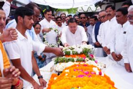 पूर्व मुख्यमंत्री भुवन चंद्र खंडूड़ी के पार्थिव शरीर पर पुष्प चक्र अर्पित कर मुख्यमंत्री ने उन्हें नम आंखों से विदाई दी