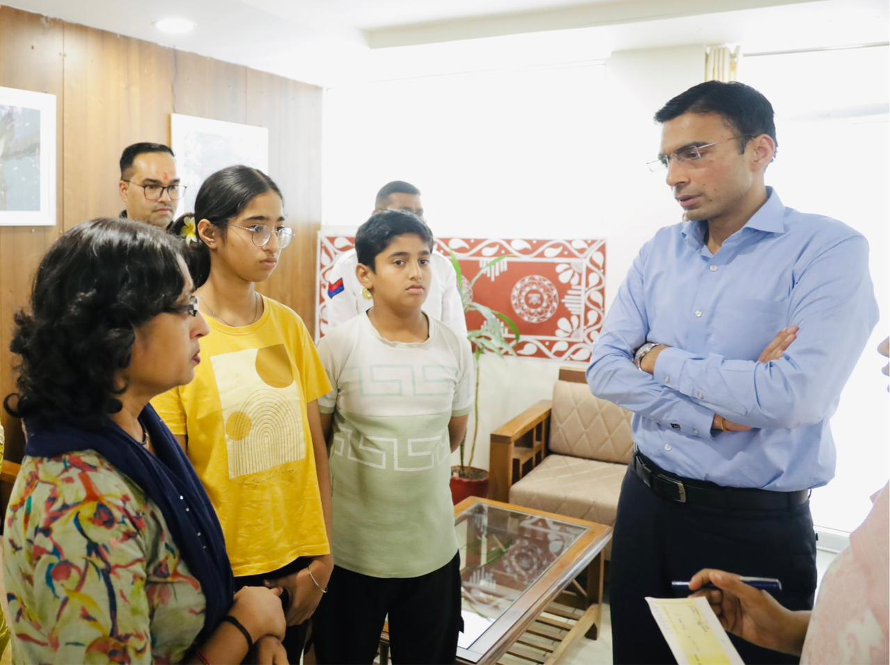 कैंसर पीड़ित विधवा सुनीता को जिला प्रशासन ने दी बड़ी राहत