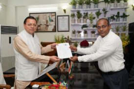 मुख्यमंत्री को मुख्य निर्वाचन अधिकारी ने गणना फॉर्म सौंपा