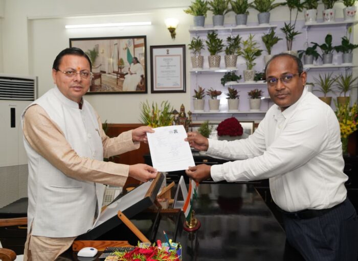 मुख्यमंत्री को मुख्य निर्वाचन अधिकारी ने गणना फॉर्म सौंपा