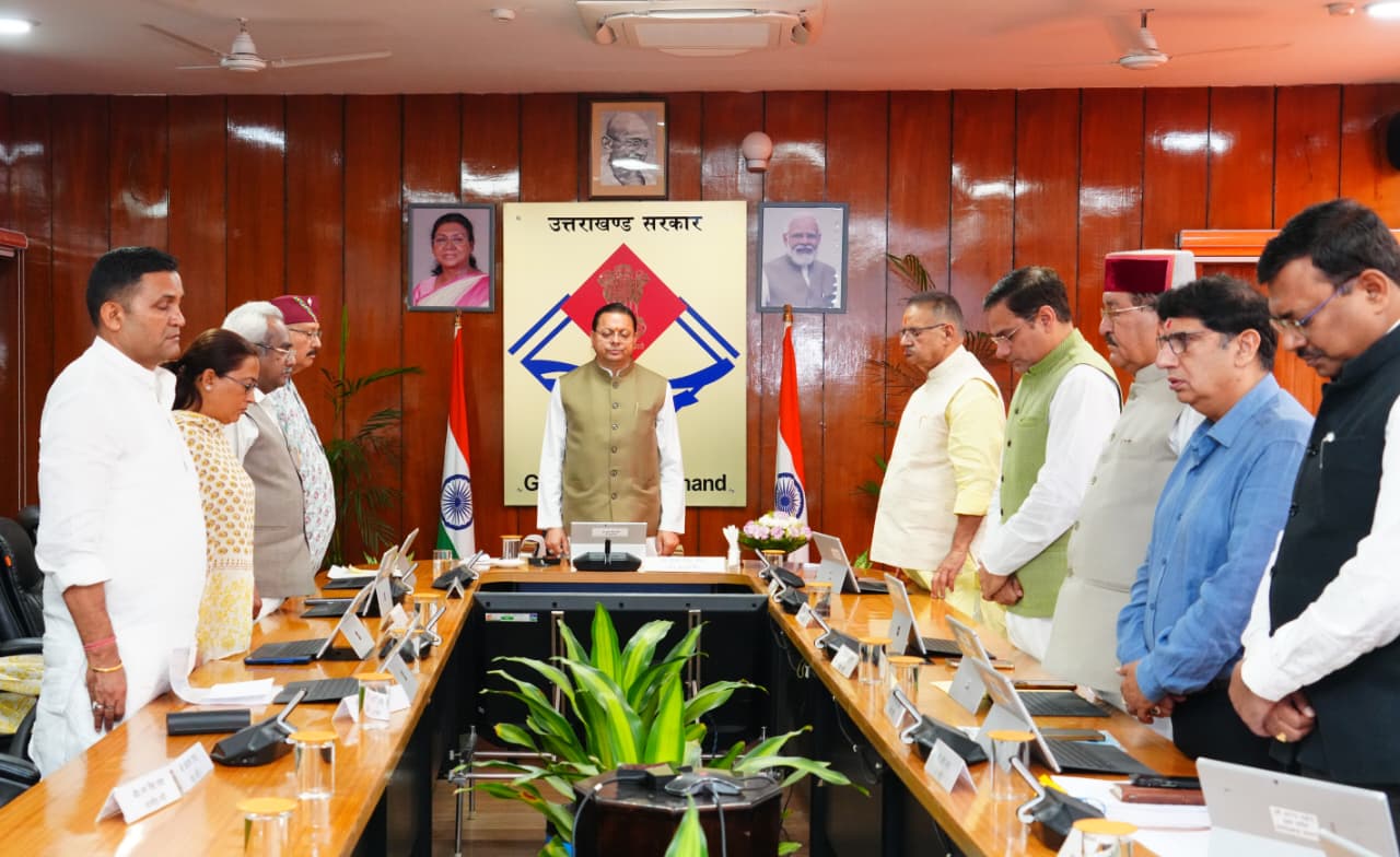 मंत्रिमंडल के सदस्यों एवं अधिकारियों ने दिवंगत आत्माओं की शांति के लिए दो मिनट का मौन रखा