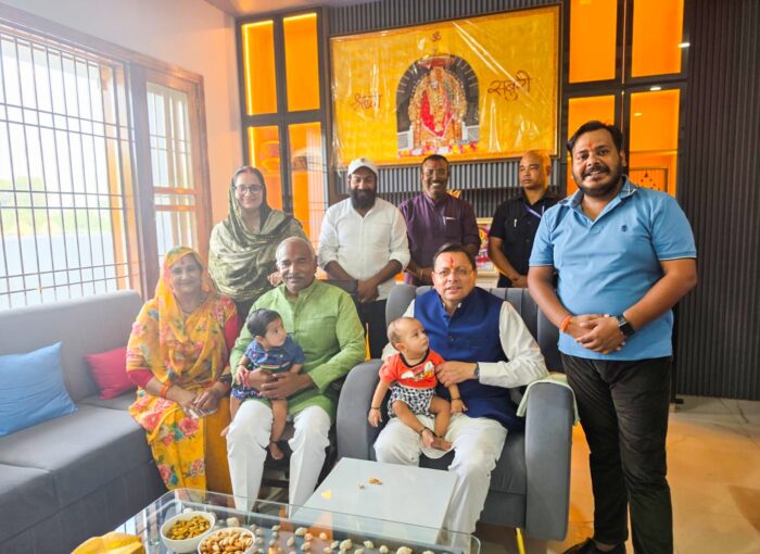 मुख्यमंत्री धामी ने विधायक श्री अरविंद पांडेय के आवास पहुंचकर परिजनों से की भेंट