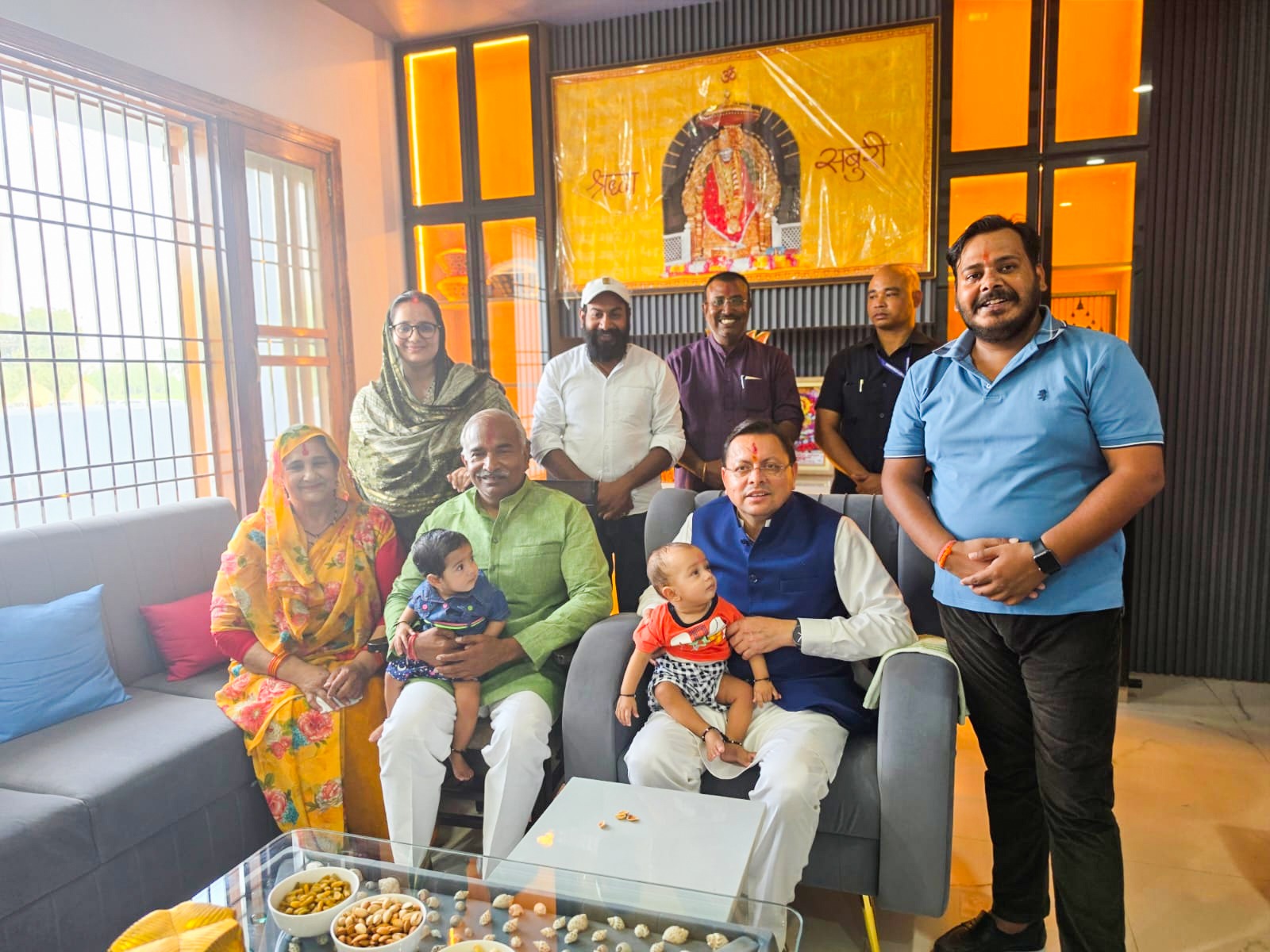 मुख्यमंत्री धामी ने विधायक श्री अरविंद पांडेय के आवास पहुंचकर परिजनों से की भेंट