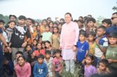 मुख्यमंत्री धामी को अपने बीच पाकर बच्चे हुए उत्साहित, जमकर खिंचवाईं तस्वीरें