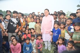 मुख्यमंत्री धामी को अपने बीच पाकर बच्चे हुए उत्साहित, जमकर खिंचवाईं तस्वीरें