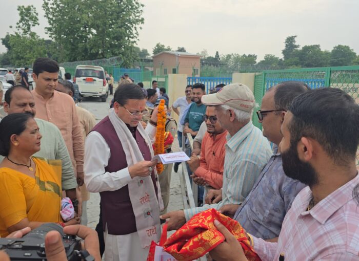 मुख्यमंत्री धामी ने लोहियाहेड कैंप कार्यालय में  जनता व जनप्रतिनिधियों  से मुलाकात कर जनसमस्याएं सुनी
