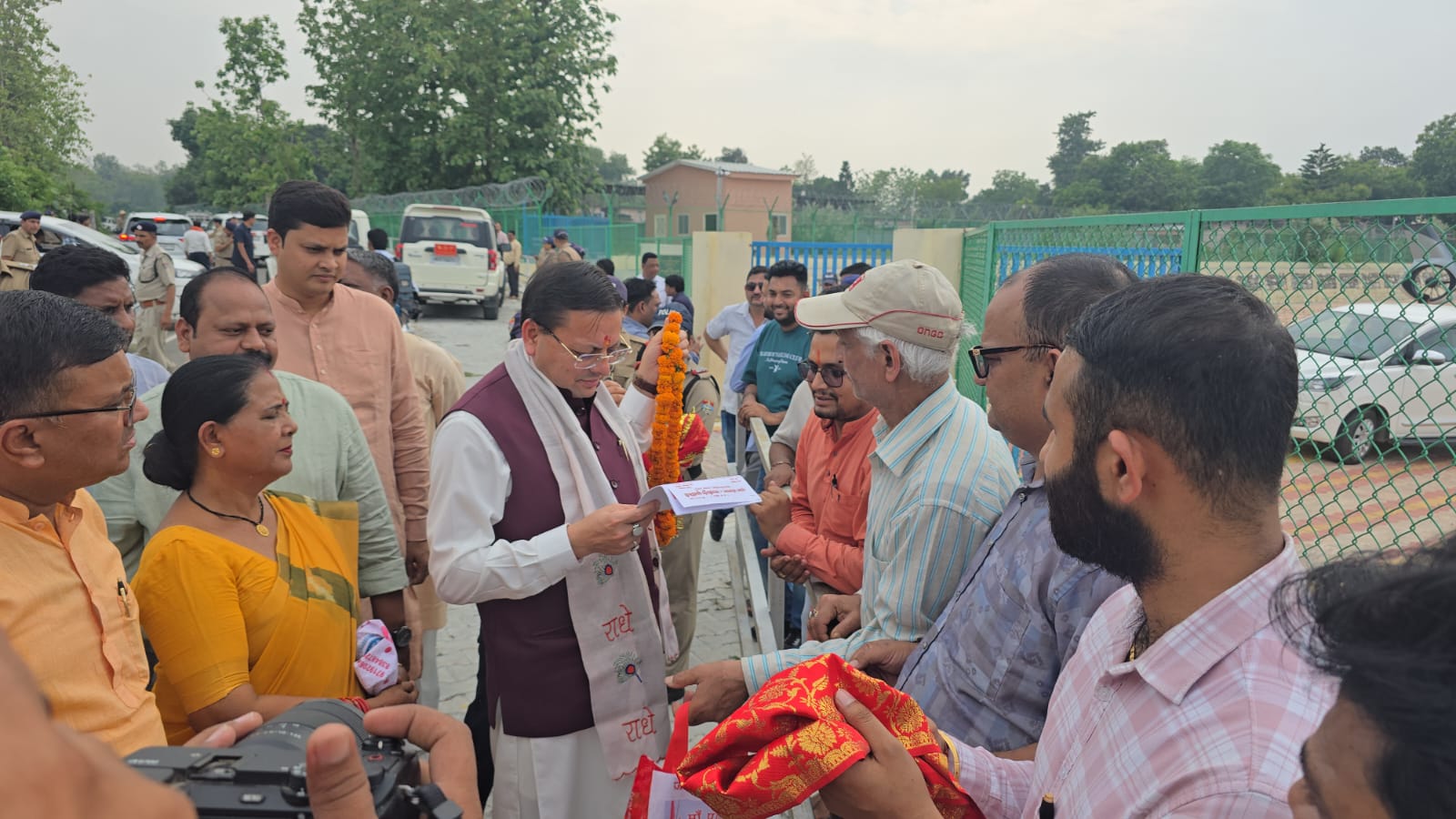 मुख्यमंत्री धामी ने लोहियाहेड कैंप कार्यालय में  जनता व जनप्रतिनिधियों  से मुलाकात कर जनसमस्याएं सुनी