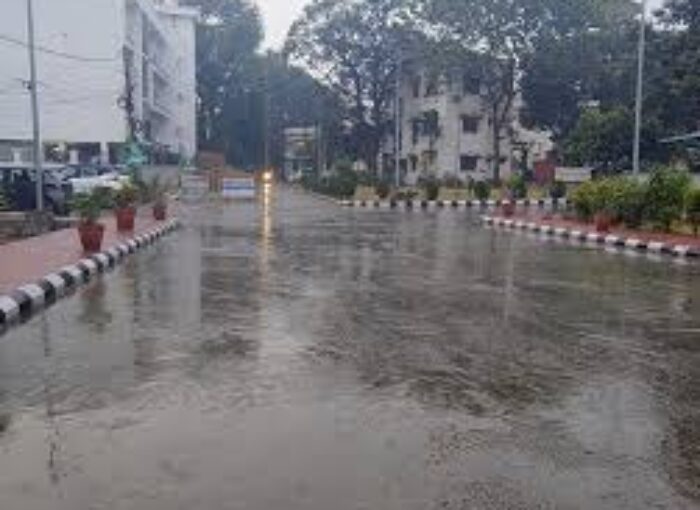 बृहस्पतिवार सुबह अचानक मौसम ने करवट ली