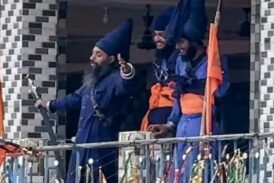 नगरासू स्थित दमदमा साहिब गुरुद्वारे पर डटे निहंगों में से तीन नीचे उतर आए