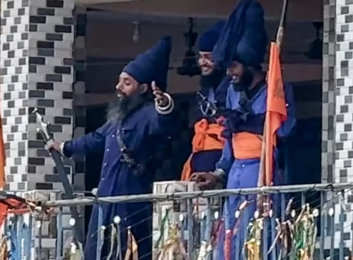 नगरासू स्थित दमदमा साहिब गुरुद्वारे पर डटे निहंगों में से तीन नीचे उतर आए