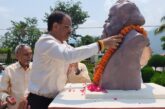 गढ़वाल विश्वविद्यालय के स्थापना आंदोलन के सूत्रधार स्वामी मन्मथन की प्रतिमा का अनावरण