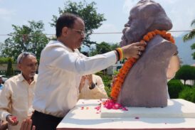 गढ़वाल विश्वविद्यालय के स्थापना आंदोलन के सूत्रधार स्वामी मन्मथन की प्रतिमा का अनावरण