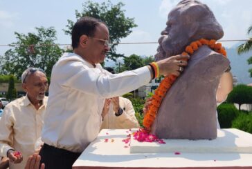 गढ़वाल विश्वविद्यालय के स्थापना आंदोलन के सूत्रधार स्वामी मन्मथन की प्रतिमा का अनावरण