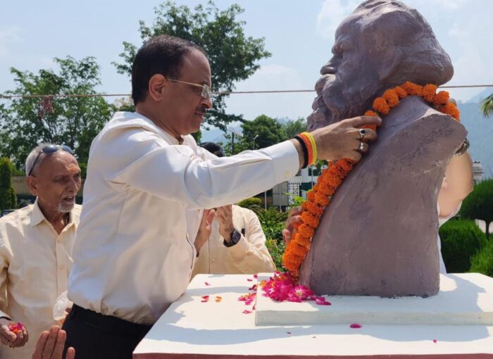 गढ़वाल विश्वविद्यालय के स्थापना आंदोलन के सूत्रधार स्वामी मन्मथन की प्रतिमा का अनावरण