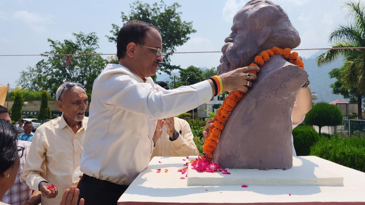 गढ़वाल विश्वविद्यालय के स्थापना आंदोलन के सूत्रधार स्वामी मन्मथन की प्रतिमा का अनावरण