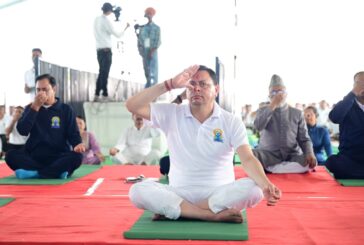 मुख्यमंत्री ने बनबसा में किया सामूहिक योगाभ्यास