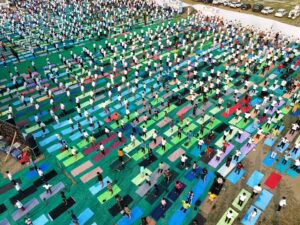 मुख्यमंत्री ने बनबसा में किया सामूहिक योगाभ्यास Chief Minister participated in a mass yoga session in Banbasa.