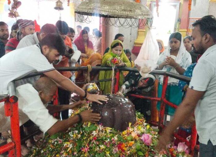 चमोली के विभिन्न शिवालयों में सुबह से ही श्रद्धालुओं की भारी भीड़ उमड़ी