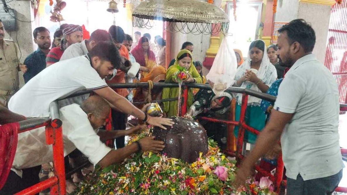 चमोली के विभिन्न शिवालयों में सुबह से ही श्रद्धालुओं की भारी भीड़ उमड़ी