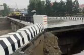 मंगलवार प्रातः लगभग 6ः30 बजे नंदा की चौकी स्थित पुल की एप्रोच रोड का एक छोटा हिस्सा क्षतिग्रस्त हो गया
