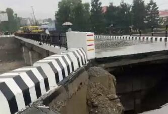 मंगलवार प्रातः लगभग 6ः30 बजे नंदा की चौकी स्थित पुल की एप्रोच रोड का एक छोटा हिस्सा क्षतिग्रस्त हो गया