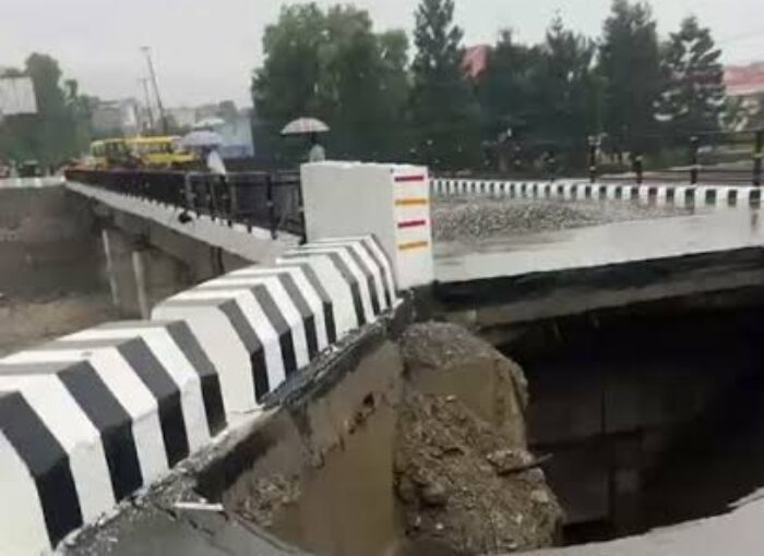 मंगलवार प्रातः लगभग 6ः30 बजे नंदा की चौकी स्थित पुल की एप्रोच रोड का एक छोटा हिस्सा क्षतिग्रस्त हो गया