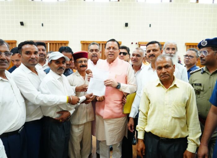 मुख्यमंत्री ने विभिन्न क्षेत्रों से आए लोगों की सुनी समस्याएं