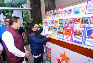 मुख्यमंत्री ने विशेष बच्चों के लिए विजुअल लर्निंग करिकुलम पुस्तकों का भी विमोचन किया The Chief Minister also released visual learning curriculum books for special-needs children.