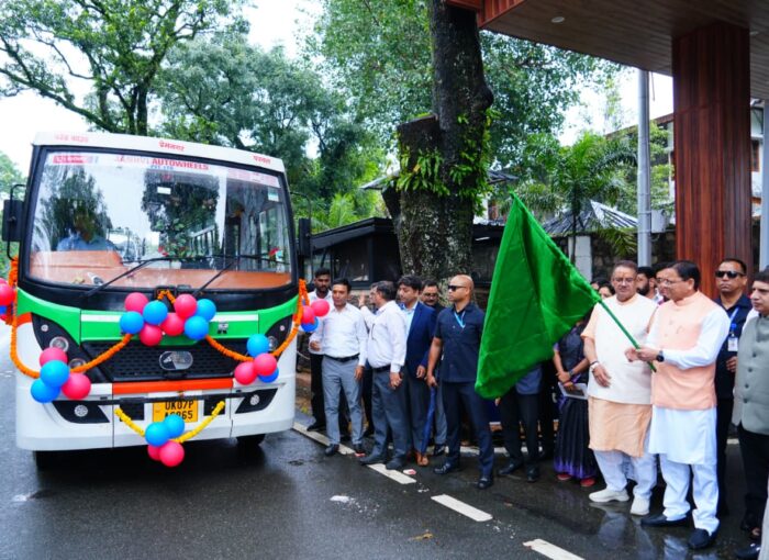 मुख्यमंत्री ने 11 स्वच्छ ईंधन आधारित वाहनों को किया फ्लैग ऑफ