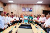 पूर्व अपर सचिव श्री आर.सी. लोहनी द्वारा लिखित पुस्तक ‘सेवा विधि‘ का विमोचन हुआ