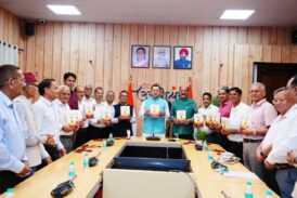 पूर्व अपर सचिव श्री आर.सी. लोहनी द्वारा लिखित पुस्तक ‘सेवा विधि‘ का विमोचन हुआ