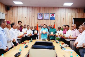 पूर्व अपर सचिव श्री आर.सी. लोहनी द्वारा लिखित पुस्तक ‘सेवा विधि‘ का विमोचन हुआ