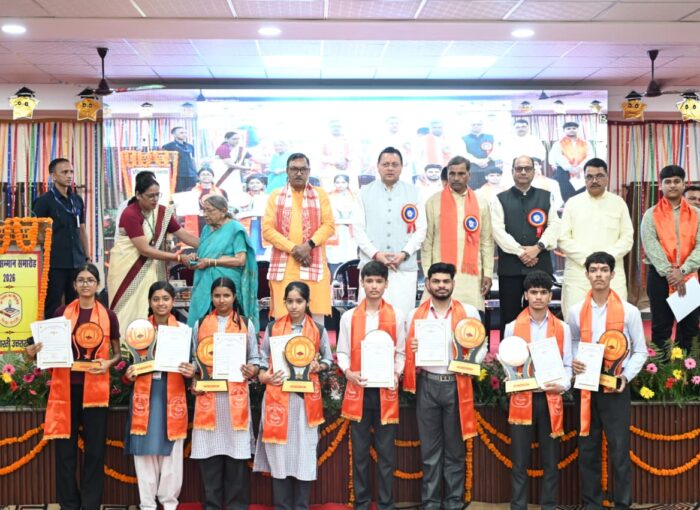 प्रतिभा सम्मान समारोह में मेधावी विद्यार्थियों का सम्मान, मुख्यमंत्री ने बढ़ाया उत्साह